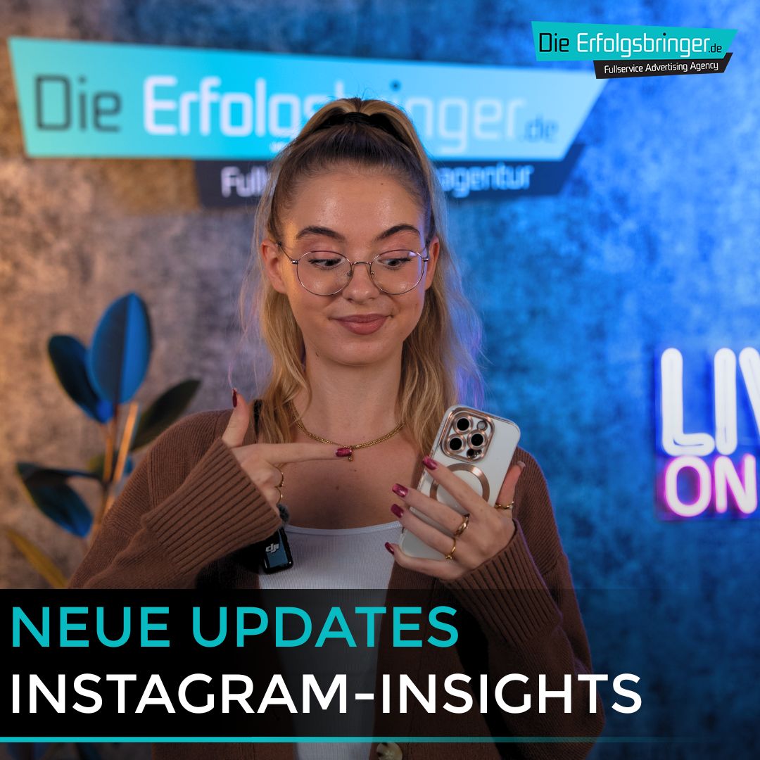 Frau zeigt auf Smartphone mit Instagram Insights. Neues Update bringt mehr Daten & Reichweiten-Analysen für Creator & Unternehmen.